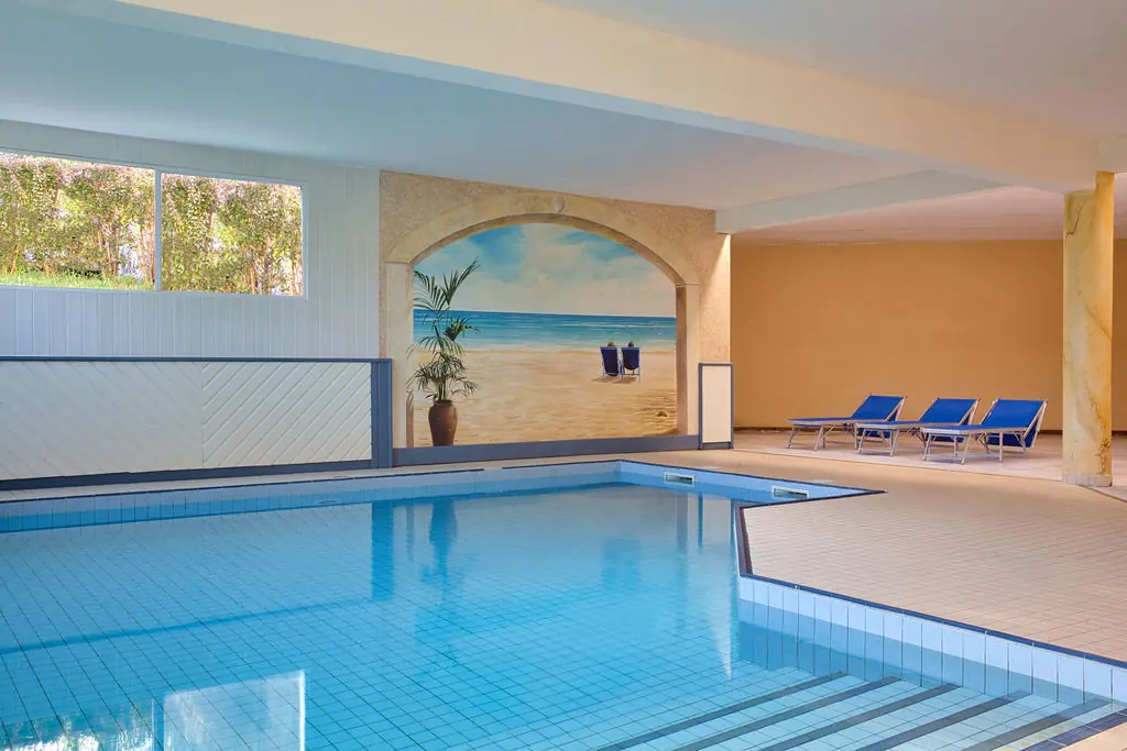 Votre hôtel avec piscines intérieure et extérieure à Fournels