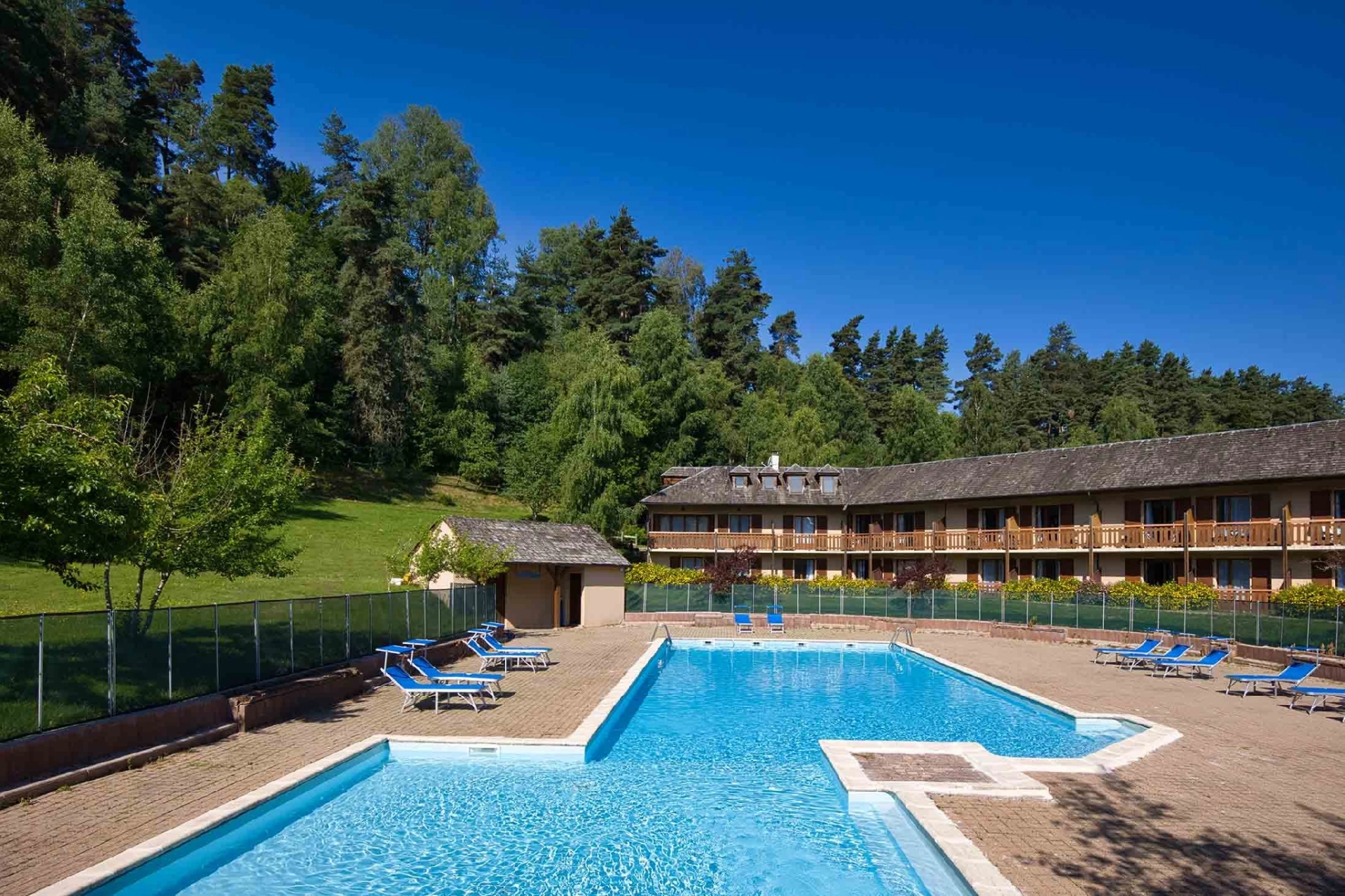 Hôtel avec piscine à Fournels : Un séjour divertissant Hôtel avec piscine à Fournels : Un séjour divertissant